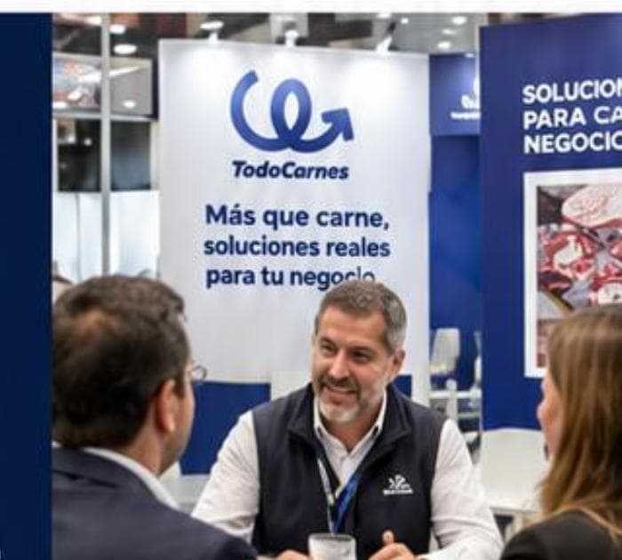 Equipo Todo Carnes conversando en Food & Service